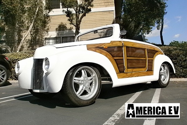 White Woody 39 Roadster 4 Passenger Golf Cart affordable golf cart rental, golf cart rent bimini